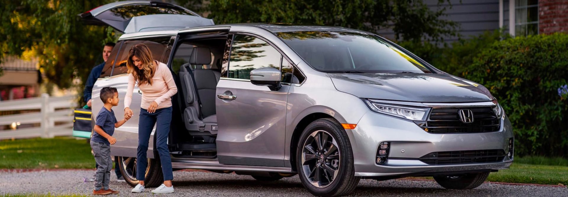 Honda Odyssey opened with a woman and a child standing beside