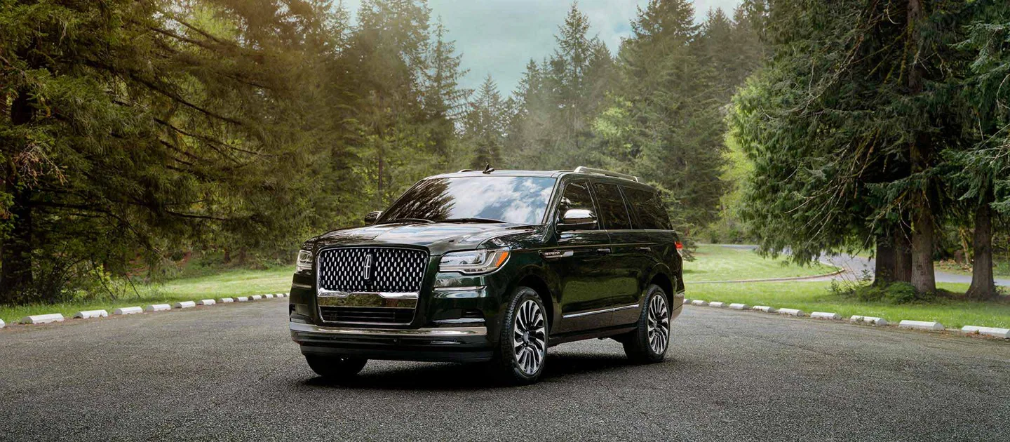 LINCOLN NAVIGATOR front angular view in the forest