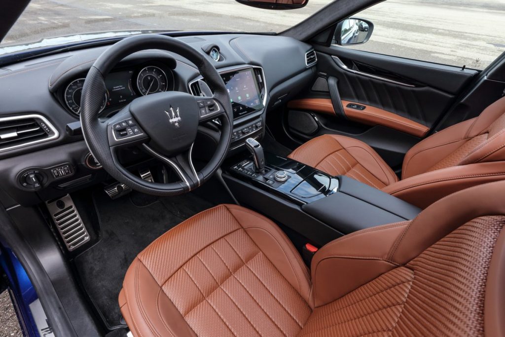 front seats, steering wheel and infotainment system of maserati ghibli