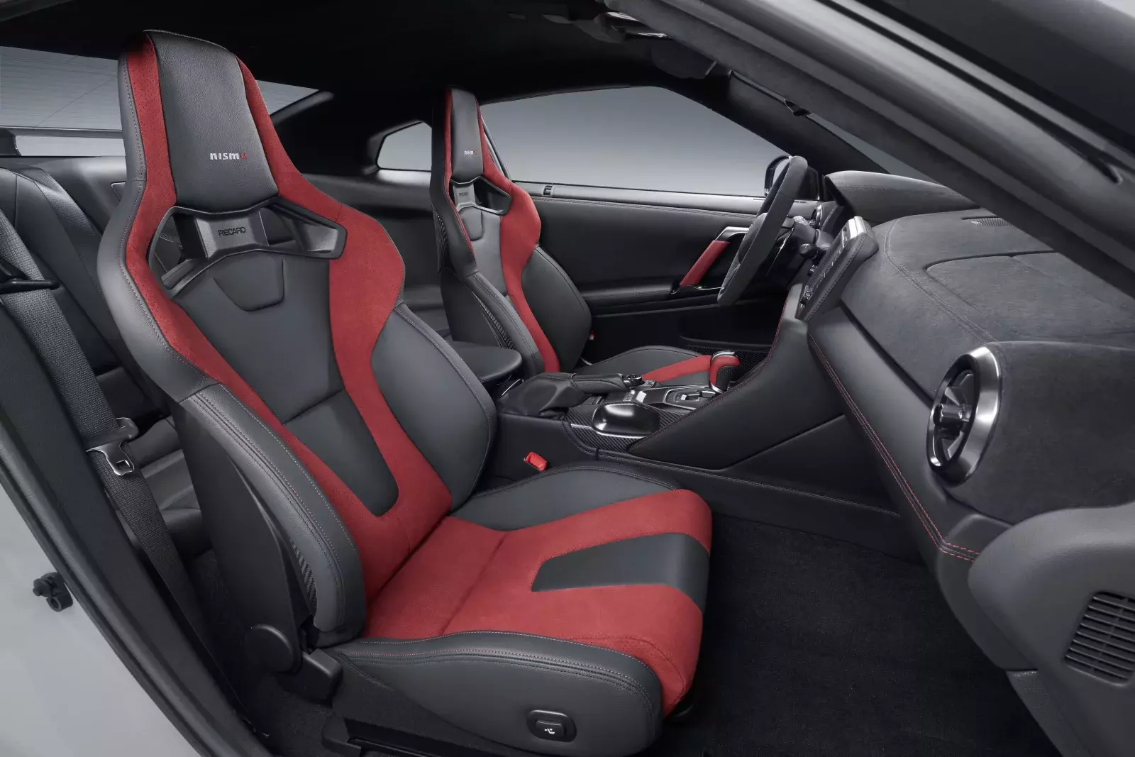 Nissan GT-R NISMO sporty interior