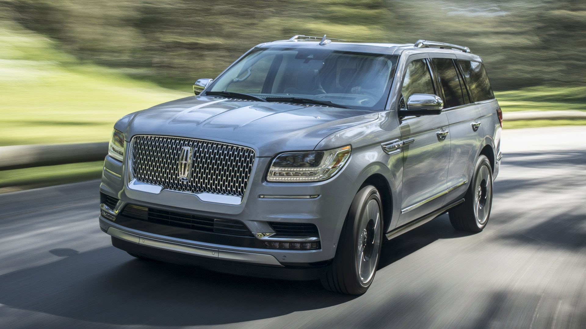 lincoln_navigator front angula view in the motion