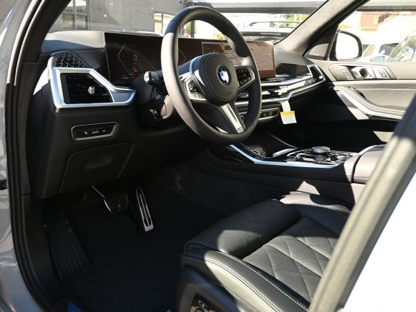 2025 BMW X7 lease deals - interior