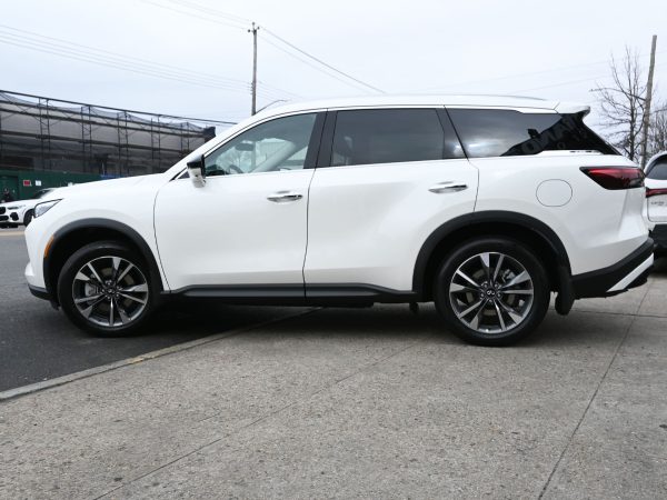 photos of 2025 INFINITI QX60 white exterior