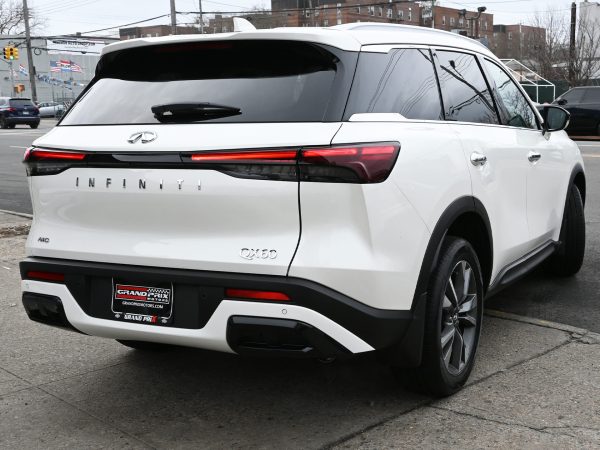 photos of 2025 INFINITI QX60 white exterior