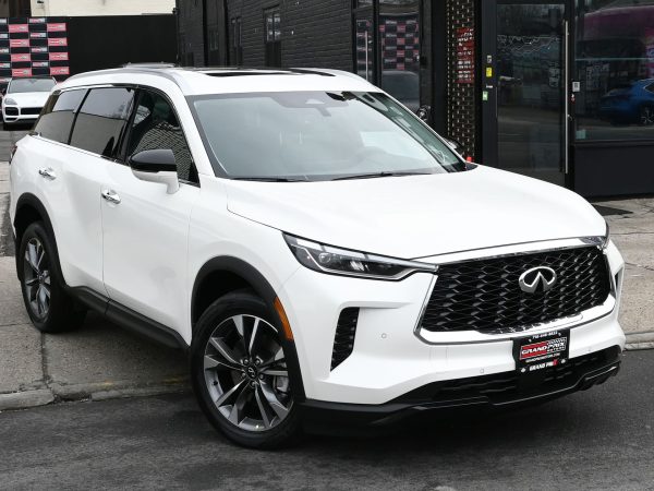 photos of 2025 INFINITI QX60 white exterior