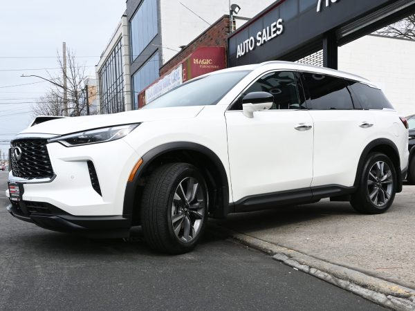 photos of 2025 INFINITI QX60 white exterior